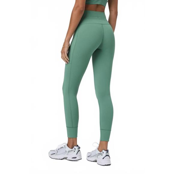 NEW VUORI daily pocket legging in hedge green - Picture 2 of 4